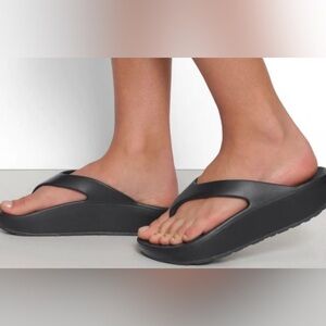New SKIMS Molded Thong Sandals Flip Flops Platform Black POOL CRUISE BEACH